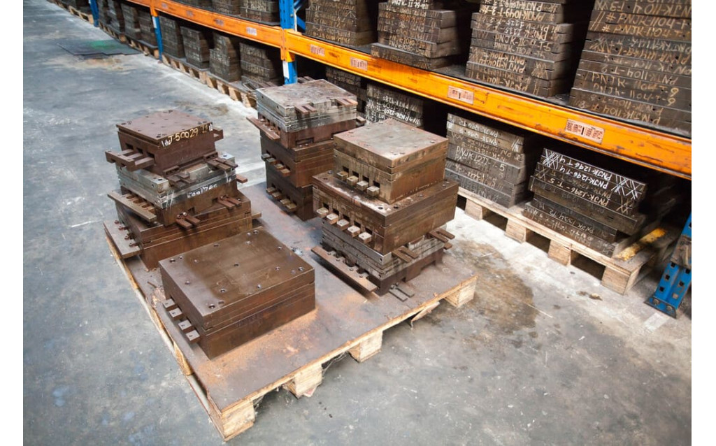 High-speed precision CNC machining milling center cutting tool steel core for custom rubber molds.
